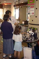 Clie Demonstration in McDonald's Japan