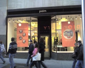Palm to close retail stores